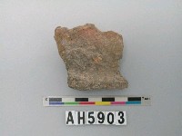 藏品(灰褐色夾砂素面陶片)的圖片